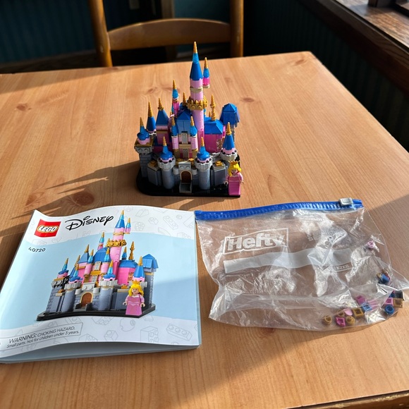 Lego Mini Disney Sleeping Beauty Castle - Picture 2 of 3